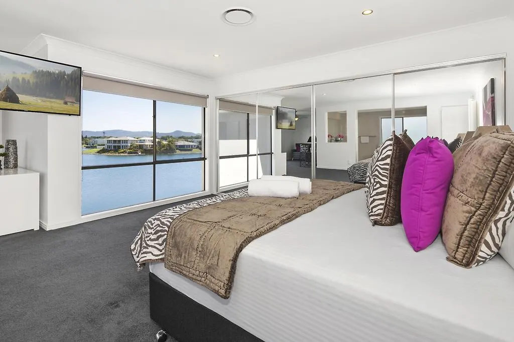 Allure @ The Lakes Hope Island Semesterbostad